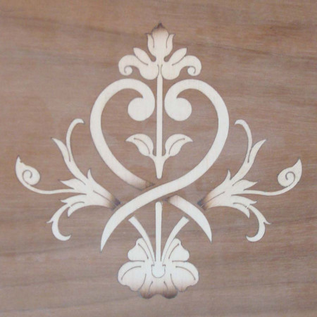 Dettaglio intarsio floreale credenza in legno