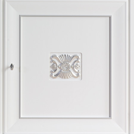 Dettaglio intaglio floreale su porta della credenza
