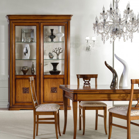 Sala da pranzo classica argentiera legno dettaglio credenza