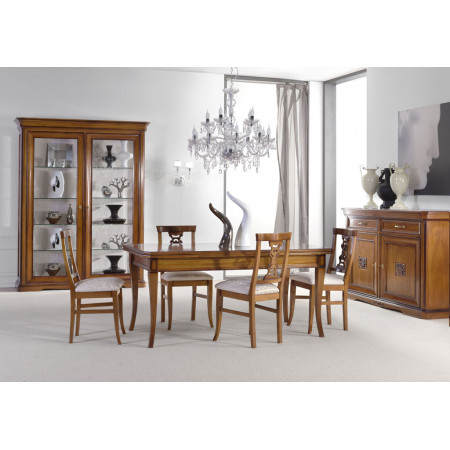 Sala da pranzo classica con dettaglio credenza in legno