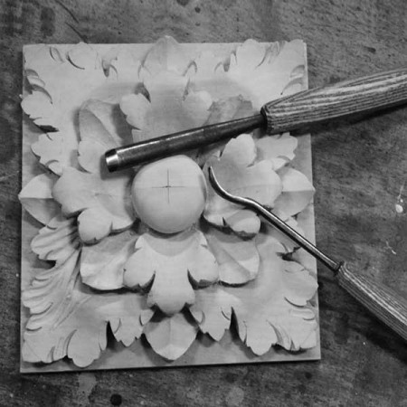 Dettaglio intaglio legno Sedia imbottita