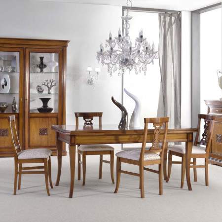 Sala da pranzo tavolo quadrato con sedie imbottite