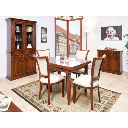 Sala da pranzo classica con particolari intagliati in legno