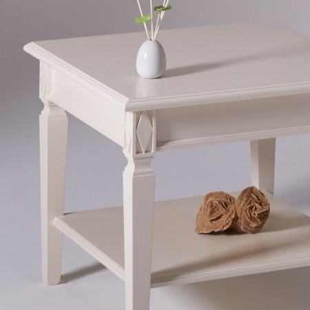 Tavolino da salotto quadrato in legno bianco dettaglio gambe