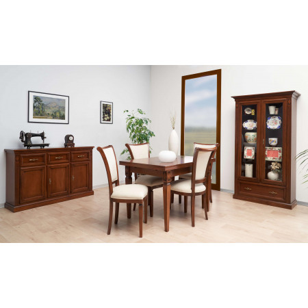 Sala da pranzo con credenza e vetrina