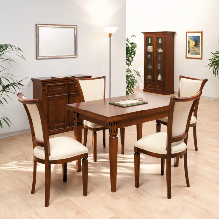 Sala da pranzo con credenza e vetrina