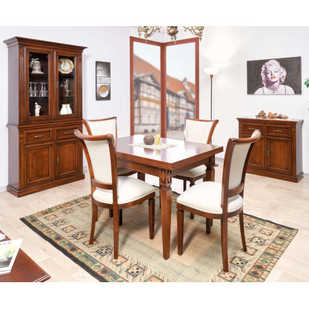 Sala da pranzo con credenza e vetrina