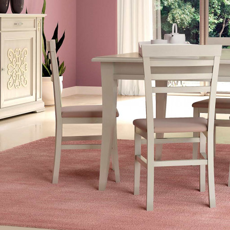 Sala classica in legno con tavolo rettangolare, dettaglio decorativo
