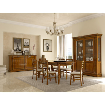 Sala da pranzo classica con tavolo rettangolare ambientata