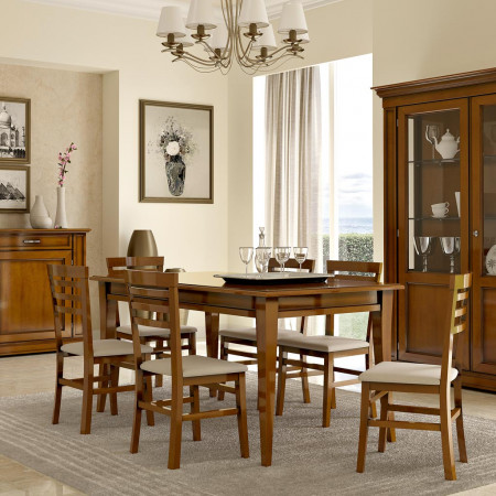 Sala da pranzo classica con tavolo rettangolare in ambientazione