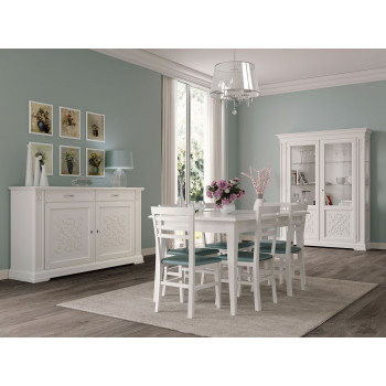 Sala classica in legno con tavolo rettangolare, dettaglio decorativo