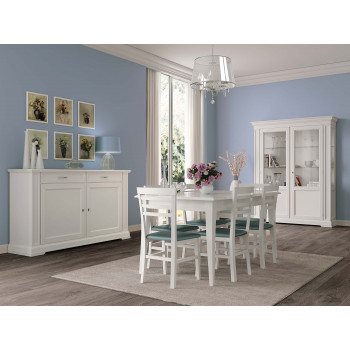 Sala da pranzo classica ed elegante, vista tavolo e sedie