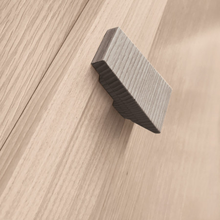 Parete attrezzata Linosa con base sagomata e vetrine in legno
