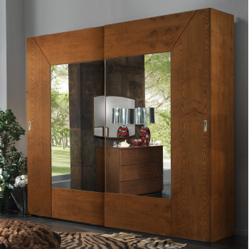 Armadio con due ante scorrevoli in legno e specchi, dettaglio elegante