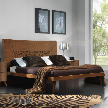 Letto due piazze con testata in legno e formella decorativa