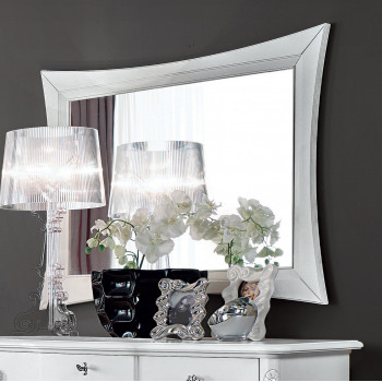 Cornice con specchio liscio, dettaglio del legno