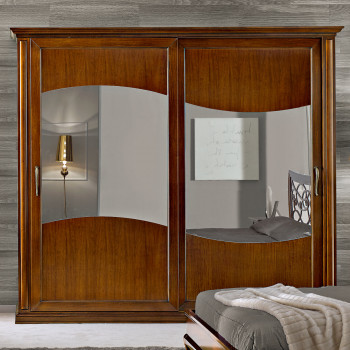 Armadio due ante scorrevoli con specchi sagomati e dettagli in legno tanganika