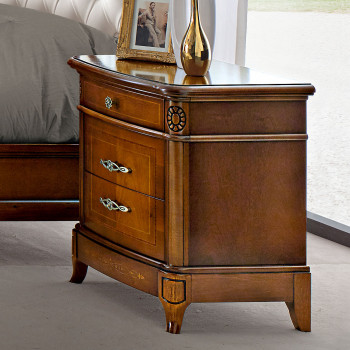 Comodino intarsiato 3 cassetti in noce tanganika, dettaglio piedini