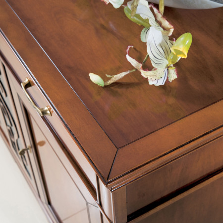 Dettaglio top noce tanganica della Credenza 2-a battenti