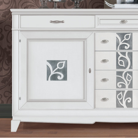 Dettaglio credenza con formelle floreali foglia argento