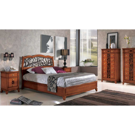 Comodino 2 cassetti con intaglio accanto a letto