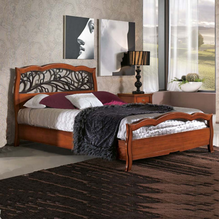 Letto traforato in legno massello con testata floreale