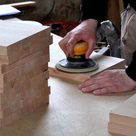 Dettaglio lavorazione artigianale del letto traforato