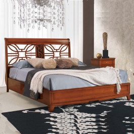 Comodino 2 cassetti con intaglio accanto a letto