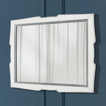 Specchiera sagomata in legno su parete blu