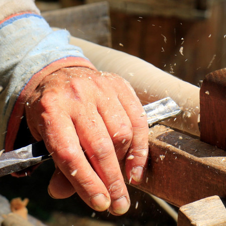 Dettaglio lavorazione legno massello per letto