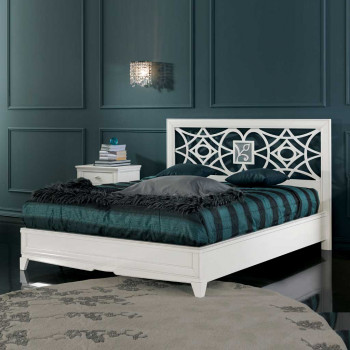 Letto geometrico con testata traforata in legno bianco