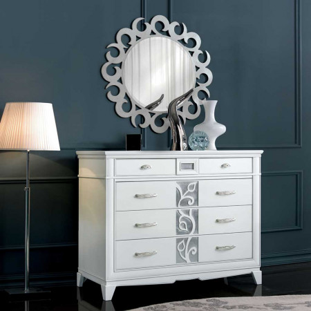 Comò con intaglio nei cassetti, decoro floreale