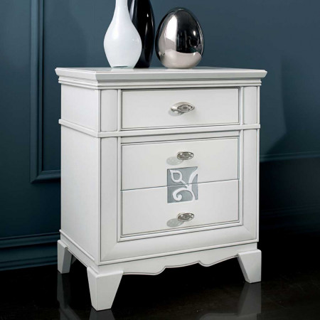 Comò con intaglio floreale nei cassetti, legno bianco
