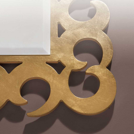 Dettaglio specchiera foglia oro, design vortice
