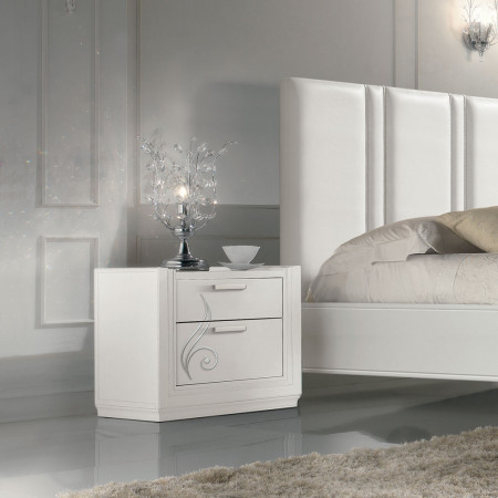 Comodino Giselle in legno con dettaglio decorativo