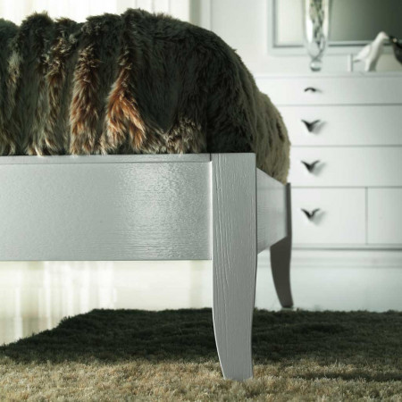 Letto con testata imbottita, dettaglio pediera in legno spazzolato