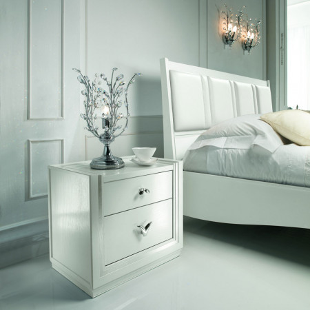 Comò con 4 cassetti in stile classico contemporaneo in ambiente chiaro