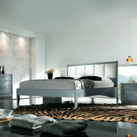 Camera Giselle in stile classico contemporaneo con letto e armadio