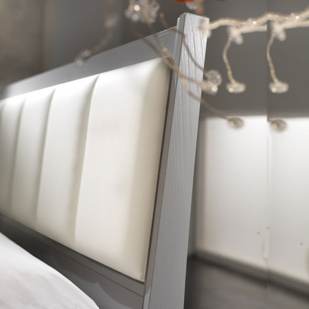 Camera Giselle con letto e comodini in legno
