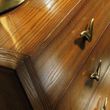 Comò 5 cassetti in stile classico contemporaneo, dettaglio del legno