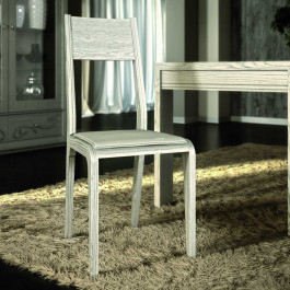 Sedia in frassino imbottita, vista su tappeto beige Sedia in frassino imbottita su tappeto beige