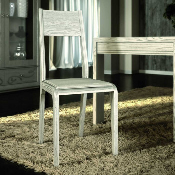 Sedia in frassino imbottita su tappeto beige