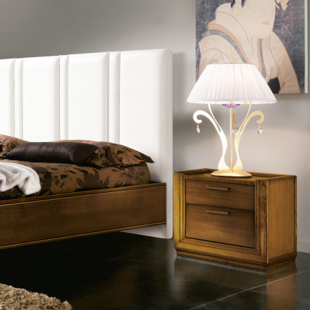 Letto imbottito con testata in ecopelle e comodino in legno