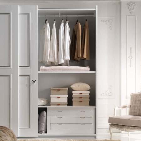 Camera Giselle con letto e comodini in legno