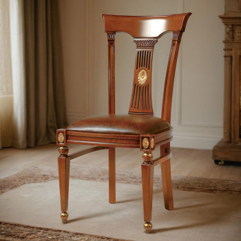 Dettaglio sedia rivestimento in ecopelle con schienale intagliato