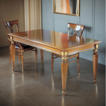 Tavolo con gambe a piramide fisso 140x90, dettaglio del legno lucido