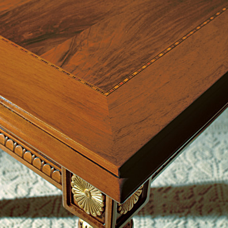 Dettaglio del piano tavolo con gambe a piramide fisso 140x90