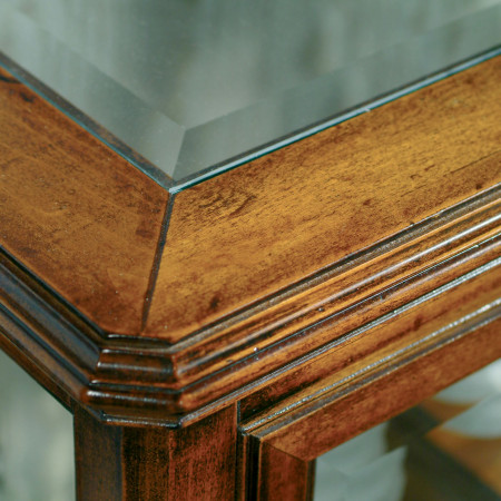 Dettaglio del piano della Vetrinetta in legno e vetro molato