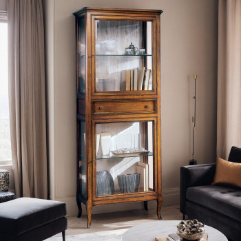 Vetrina con cassetto centrale, dettagli del vetro molato