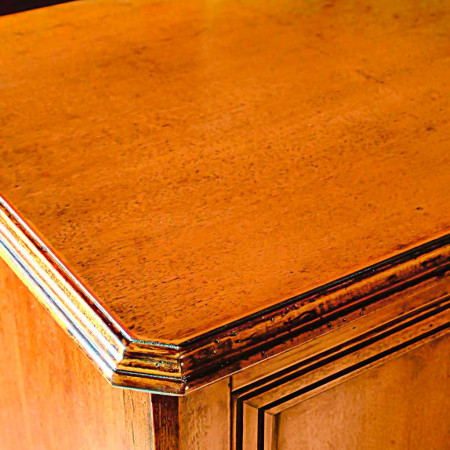 Dettaglio cornice lavorata scrittoio tre cassetti